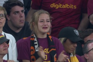 罗马无缘欧联杯冠军！看台罗马女球迷哭得非常伤心！