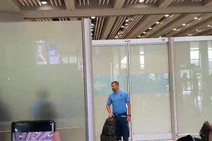 人气高啊！阿根廷国家队教练组率先到达北京机场