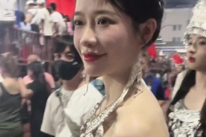 贵州“村超”现场，女子穿民族服饰惊艳众人