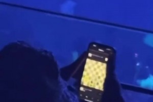 要被笑死！罗斯出现在Drake的音乐会上，结果全程在手机里玩象棋