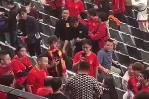 真嚣张啊！韩国球迷跑到国足球迷区找人对喷