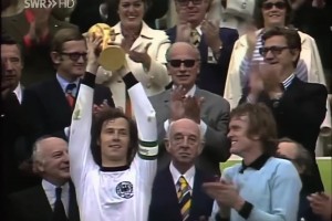 荣耀时刻！贝肯鲍尔1974年带领德国捧起世界杯！