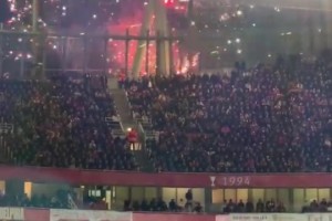 阿森纳vs拜仁，酋长球场外放起烟花
