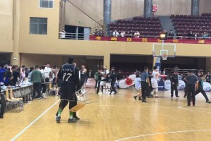 商丘工学院篮球赛爆发冲突 黑人球员被国内球员追着打