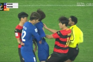 张晓彬与浦项球员顶牛，引发球员聚集冲突