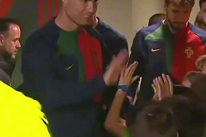 欧洲杯官方视频：C罗满足了每一个孩子的梦想