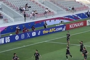 友好手势韩国球员庆祝时遭中国球迷中指回应