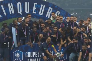 捧杯时刻恭喜巴黎夺得法国杯冠军，姆巴佩巴黎生涯最后一战